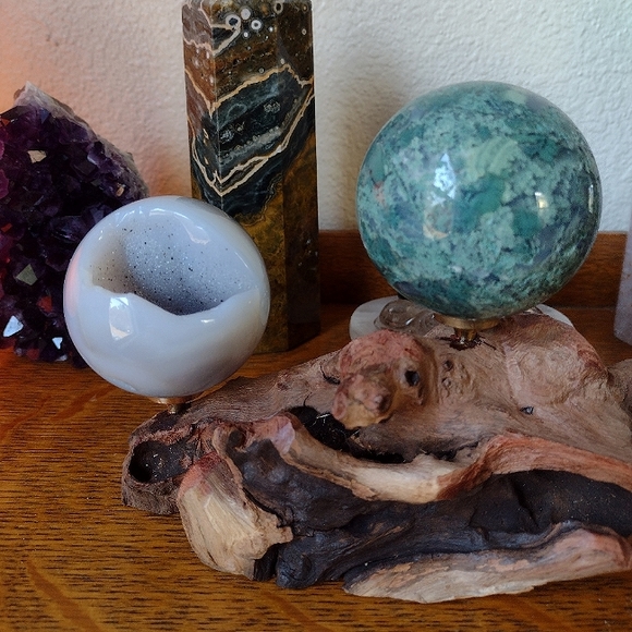 Driftwood Crystal Sphere Stand - Picture 9 of 10